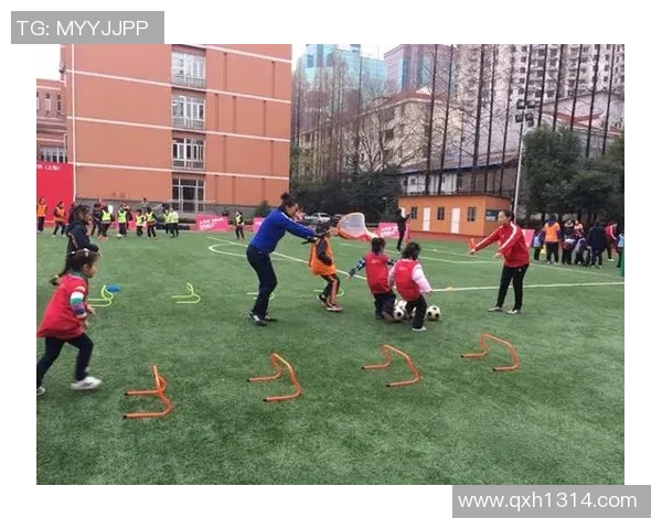 在阳光下追逐梦想的童年足球岁月与纯真回忆